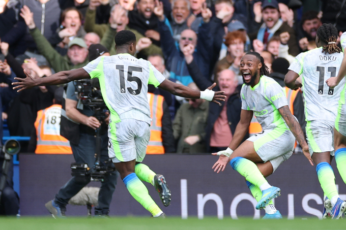 Chiến thắng của Man City chỉ là sự giãy giụa bất lực nhằm ngăn cản Arsenal vô địch