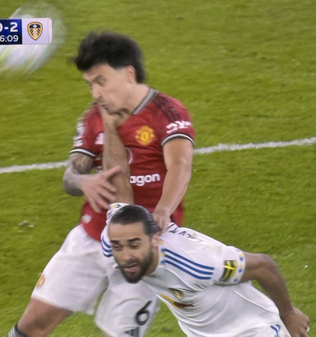 Trọng tài không để ý hành vi phi thể thao của Carlvert-Lewin với Martinez - Ảnh: @MUFCDarren_