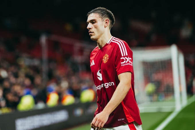 Ugarte nên rời MU càng sớm càng tốt - Ảnh: @SimplyUtd