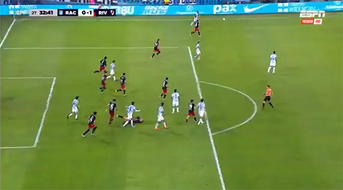 Anh vung tay vào mặt đối thủ nhưng trọng tài không nhận ra