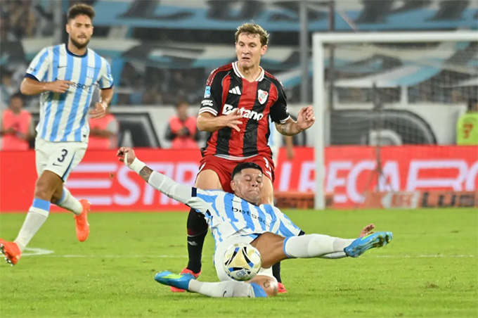 Cựu hậu vệ MU, Marcos Rojo, thi đấu rất quyết liệt