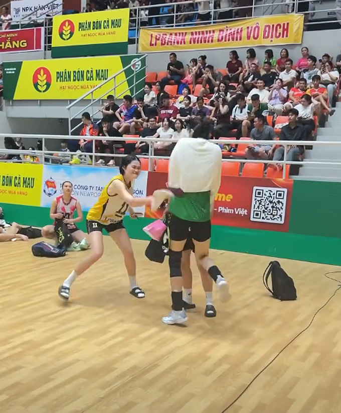 Màn chạm mặt thú vị giữa Thanh Thúy (quàng khăn trắng) và Nguyễn Uyên (áo vàng bên trái).