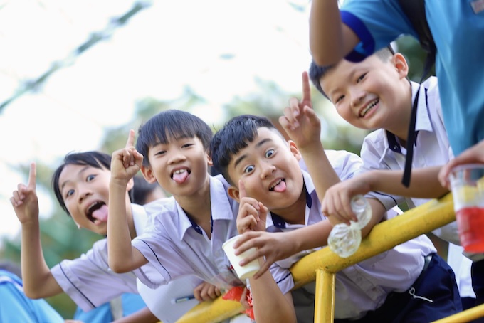 Sự hồn nhiên của các trẻ em trên khán đài ở trận chung kết của giải. ảnh: Dũng Phương