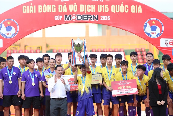 Phó chủ tịch VFF trao cúp vô địch cho đội U15 Hà Nội I. Ảnh: Quốc An 