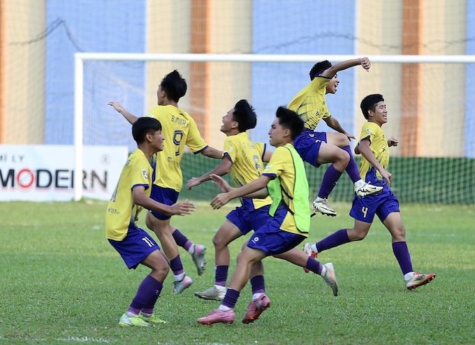 Niềm vui của U15 Hà Nội khi giành chiến thắng ở trận chung kết. Ảnh: Quốc An