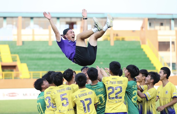 Niềm vui của thầy trò đội U15 Hà Nội I. Ảnh: Dũng Phương 