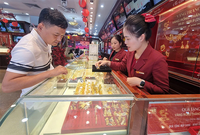 Giá vàng ngày 15/4 nhích nhẹ