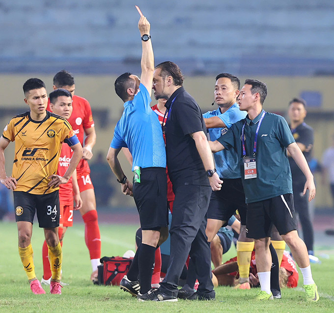 HLV Popov chịu án phạt nặng - Ảnh: Đức Cường