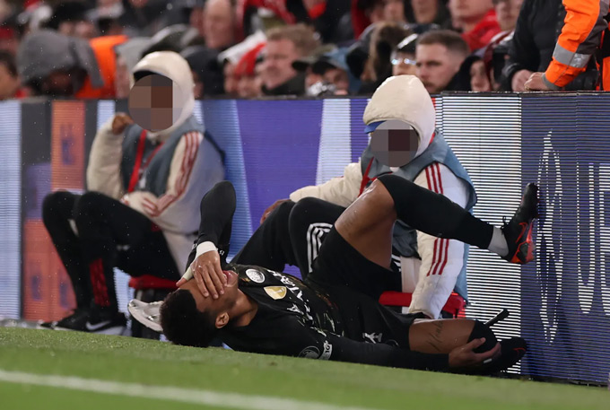 Desire Doue chấn thương sau pha va chạm với cậu bé nhặt bóng