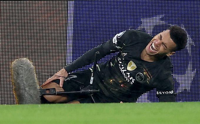 Doue rời sân đau đớn