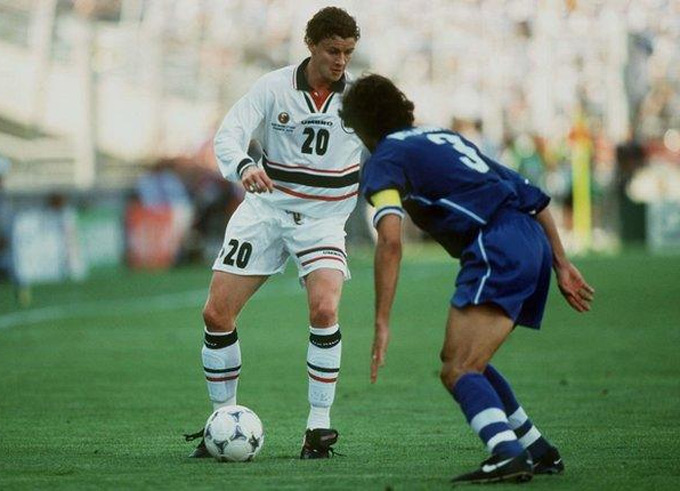 Solskjaer (áo trắng) trong màu áo đội tuyển Na Uy