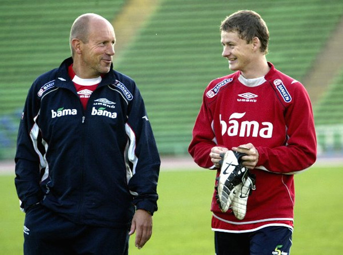 HLV Nils Johan Semb trò chuyện với Solskjaer