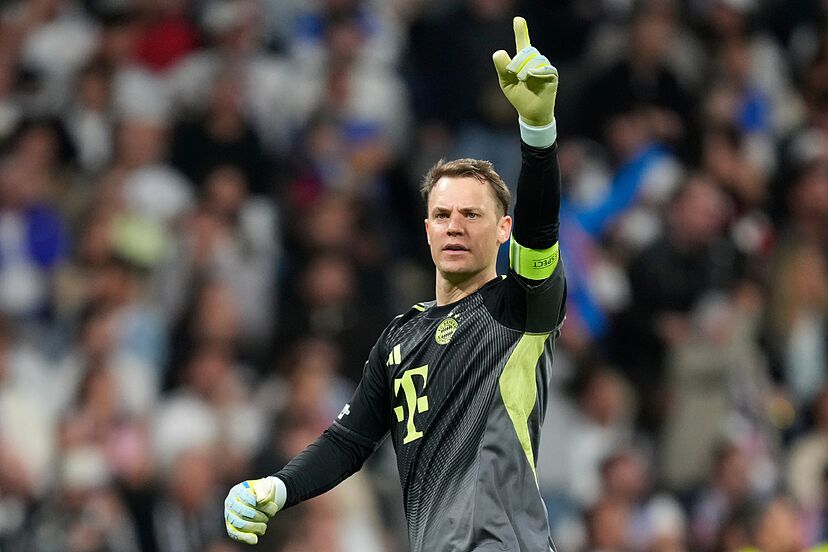 Manuel Neuer, hiện 40 tuổi, mang lại sự ổn định, kinh nghiệm và độ tin cậy trong khung thành