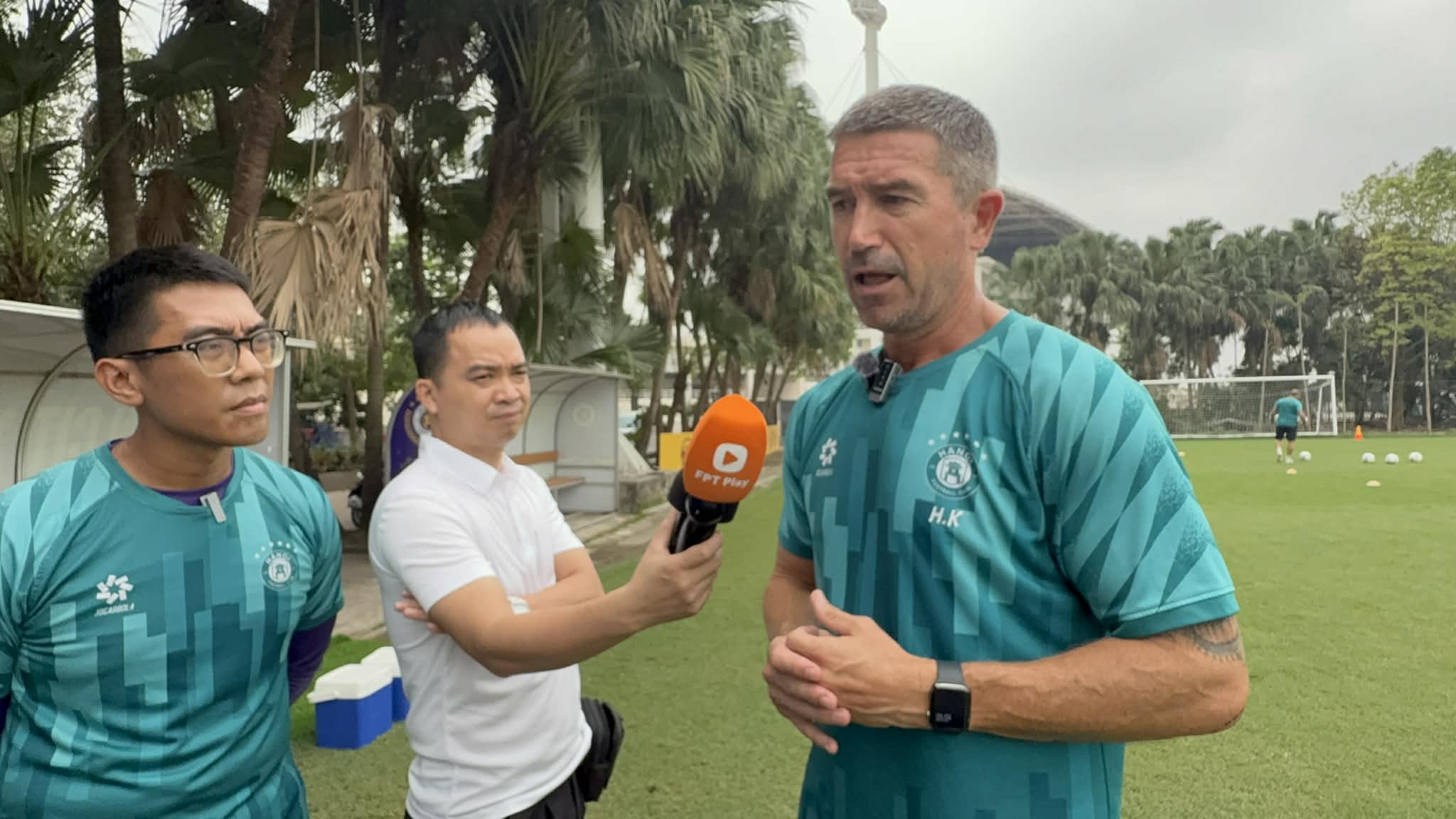 HLV Harry Kewell tin cầu thủ Việt Nam đủ sức chơi bóng ở châu Âu