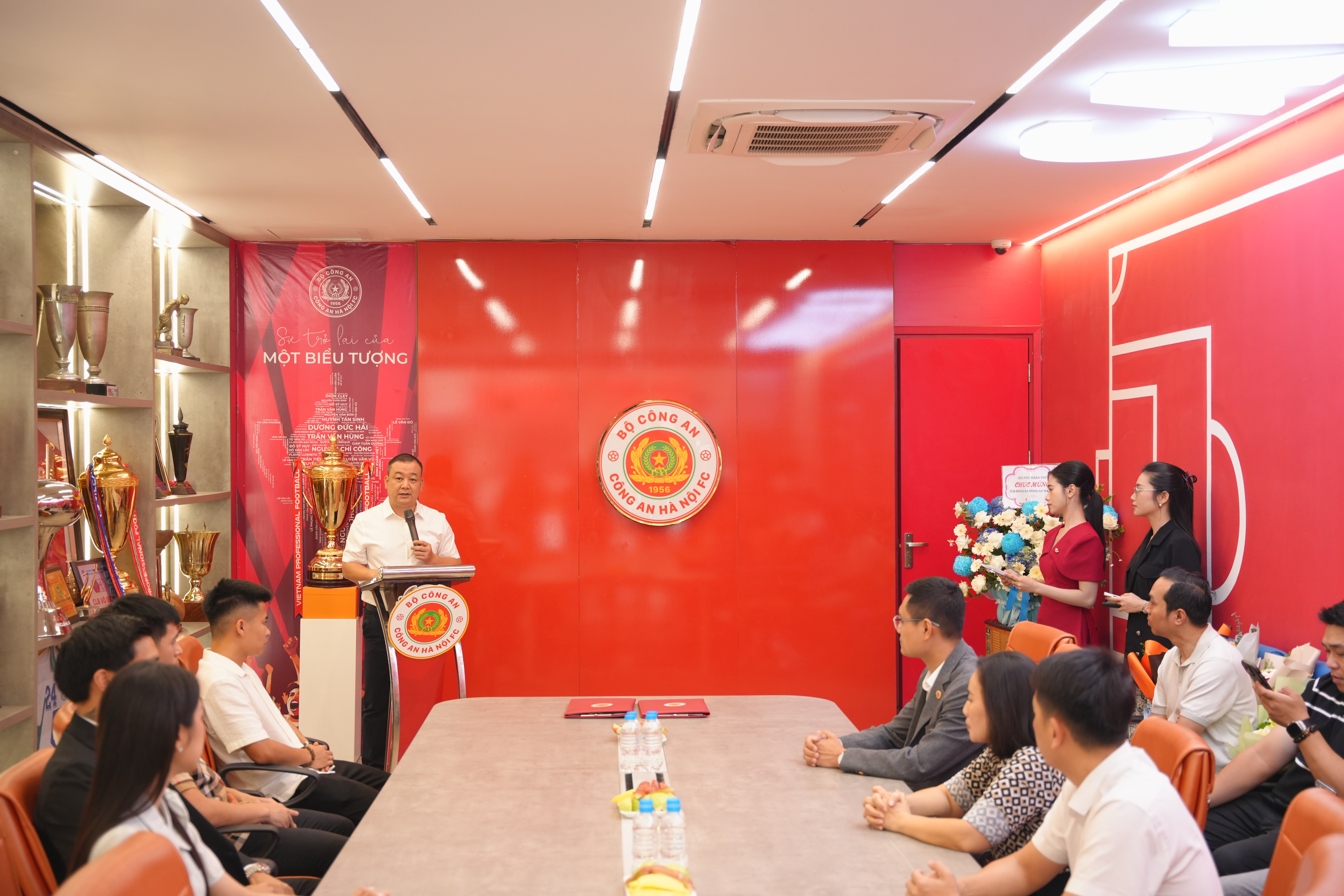 CAHN gia hạn hợp đồng với loạt tuyển thủ.