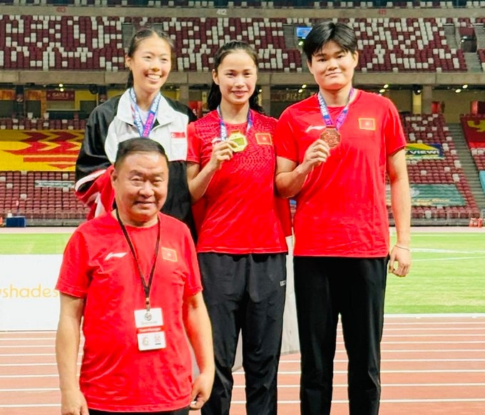 Tuyển thủ điền kinh Phùng Thị Huệ (giữa) giành HCV 100m nữ. Ảnh: Huệ Phùng