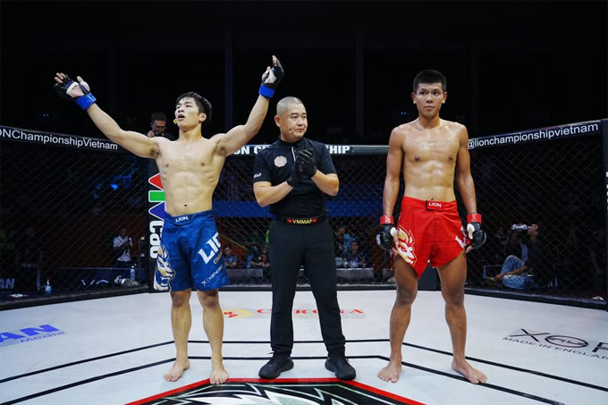 Nguyễn Trung Hải (trái) trong trận thắng Nguyễn Quốc Huy ở hạng MMA Pro 65 kg