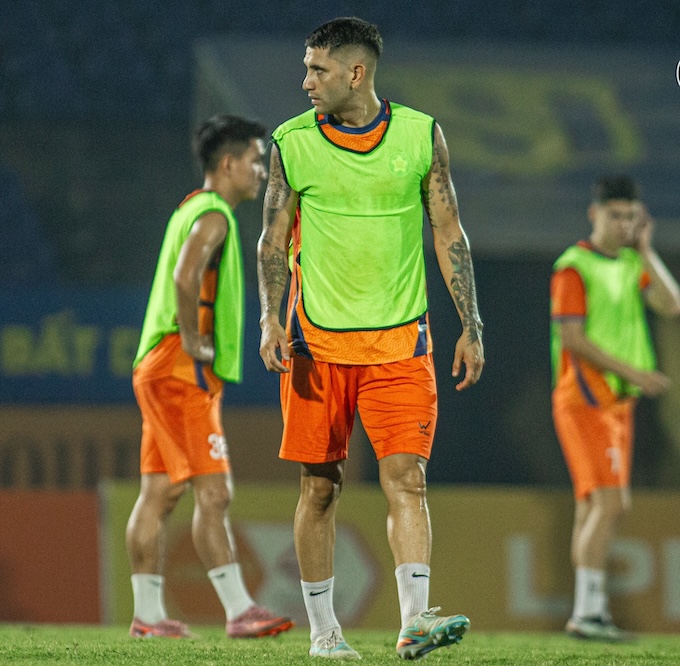 Nỗi lo của các cầu thủ Đà Nẵng khi đang đứng trước cửa rớt hạng. Ảnh: FBNV