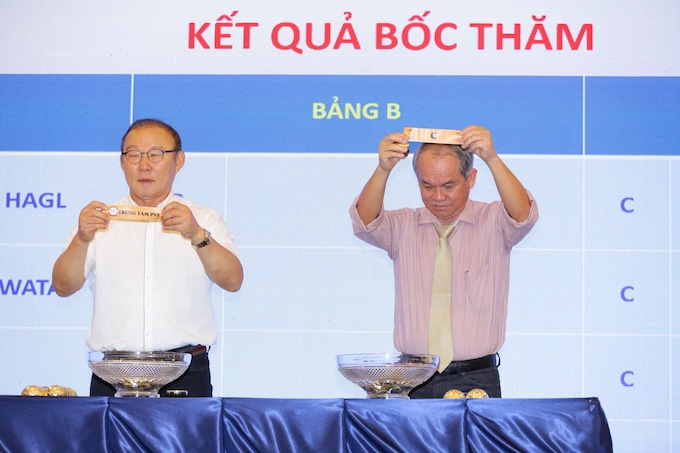 HLV Park Hang Seo và ông Đoàn Nguyên Đức bốc thăm cho giải đấu. Ảnh: Anh Khoa 