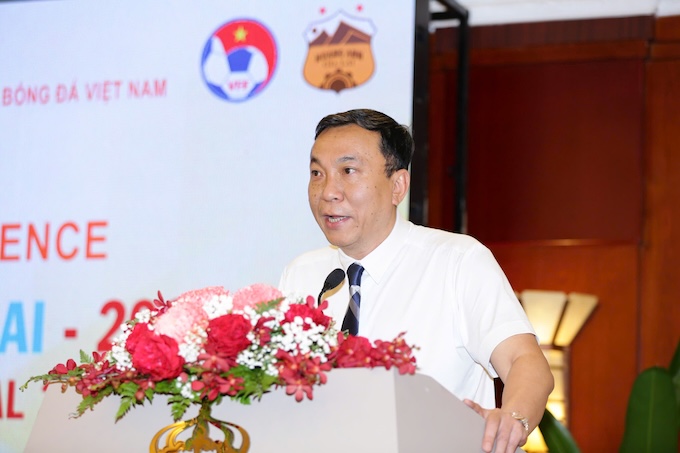 Chủ tịch VFF Trần Quốc Tuấn phát biểu tại cuộc họp báo. Ảnh: Anh Khoa 