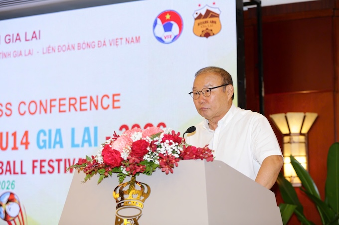 HLV Park Hang Seo phát biểu tại cuộc họp báo. Ảnh: Anh Khoa 