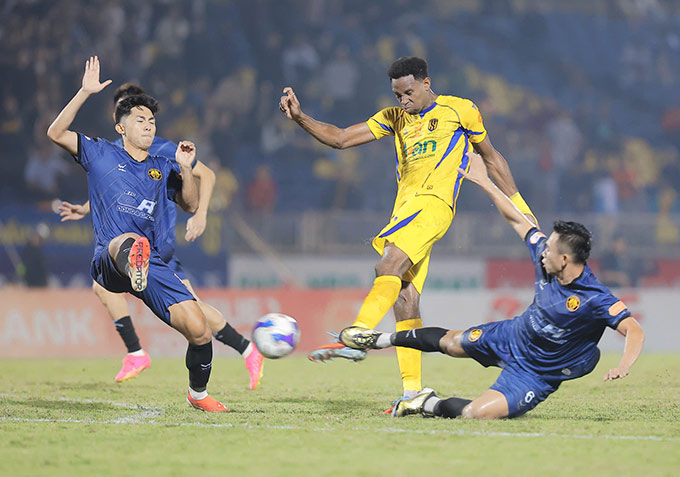 Ở lượt đi trên sân Vinh, SLNA (áo vàng) đã thua 0-1 trước Thanh Hoá