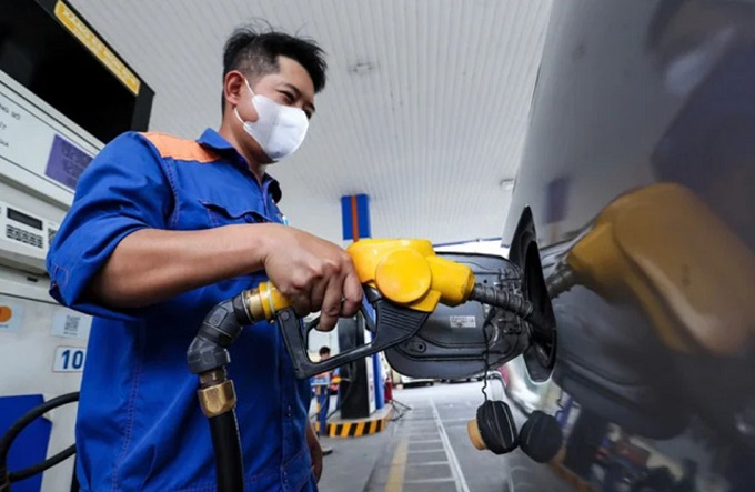 Giá xăng dầu hôm nay 16/4: Giá dầu bật tăng, xăng trong nước nhích nhẹ