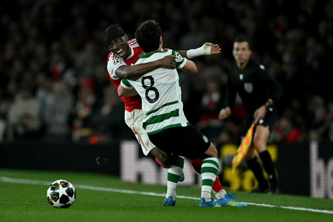 Madueke chấn thương sau pha va chạm mạnh