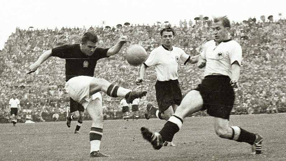 Pha nã đại bác của Puskas trước sự ngăn cản bất lực của Werner Liebrich bên phía ĐT Tây Đức tại World Cup 1954