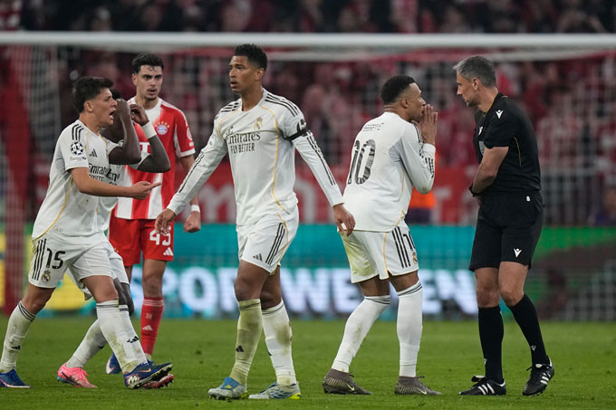 Hiệp 2 lại chứng kiến nhiều tình huống gây tranh cãi