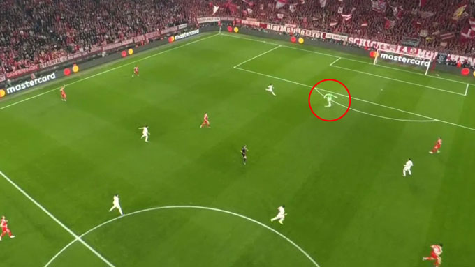 Neuer chuyền bóng lỗi... Ảnh - TNT Sport