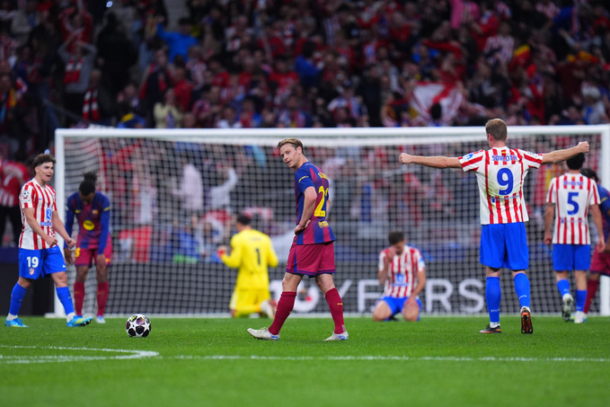 Barca đã nhận 20 bàn thua trong 12 trận đấu ở Champions League mùa này. Ảnh: AP