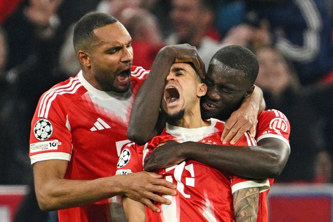 Luis Diaz ăn mừng phấn khích cùng đồng đội sau khi ghi bàn vào lưới Real Madrid