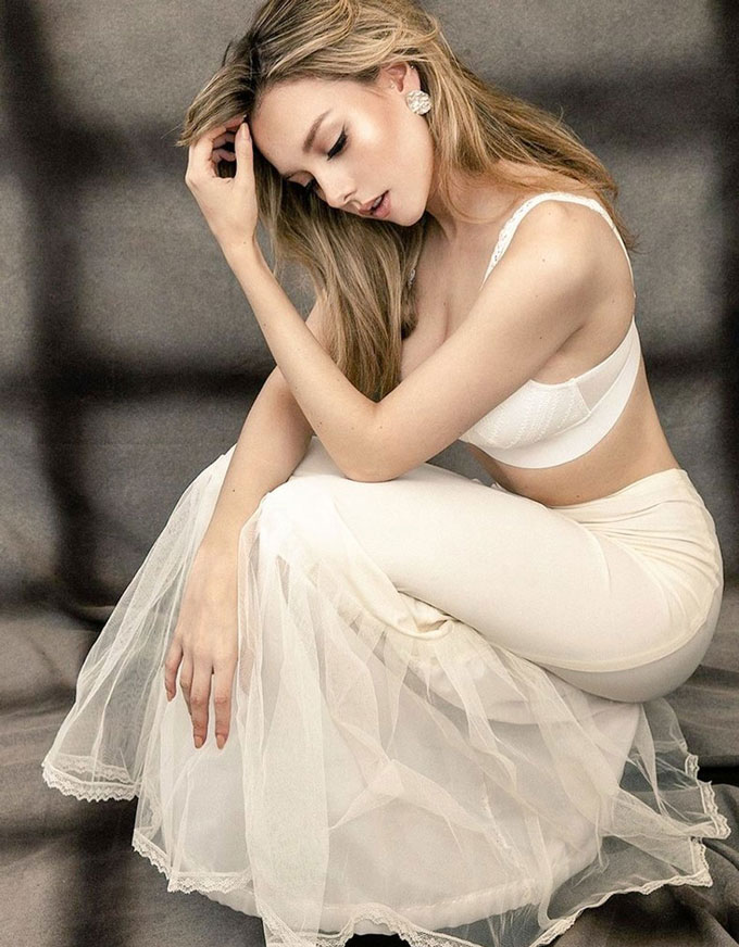 Ester Exposito có vóc dáng thon gọn