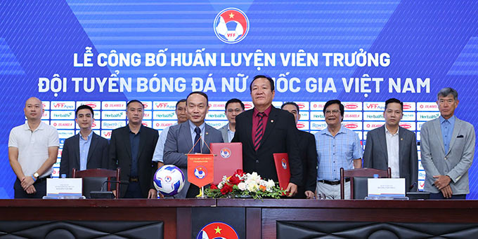 HLV Hoàng Văn Phúc trở thành HLV ĐT nữ Việt Nam.