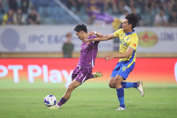 Việt Cường đã vượt qua một loạt cầu thủ Hà Nội và có bàn thắng ngay ở giây 43 của trận đấu - Ảnh: Phan Tùng 
