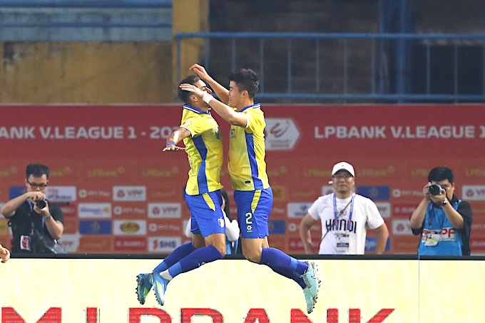 Niềm vui của Hoàng Hên và Duy Mạnh khi có bàn thắng - Ảnh: Đức Cường