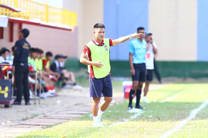 Cựu tuyển thủ Âu Văn Hoàn là trợ lý cho U15 SLNA - Ảnh: Nguyễn Khanh