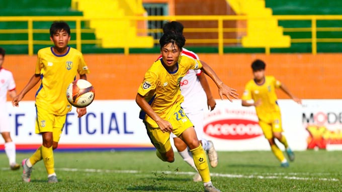 Rất nhiều cầu thủ trẻ của SLNA đến với bóng đá để nuôi dưỡng giấc mơ đổi đời - Ảnh: Nguyễn Khanh