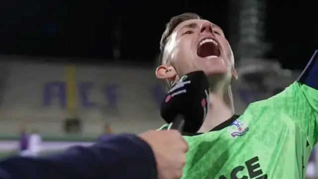 Henderson hòa mình vào bầu không khí cuồng nhiệt 