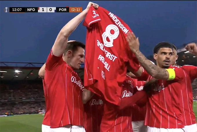 Cầu thủ Nottingham giơ áo đấu của Anderson - Ảnh: Facebook