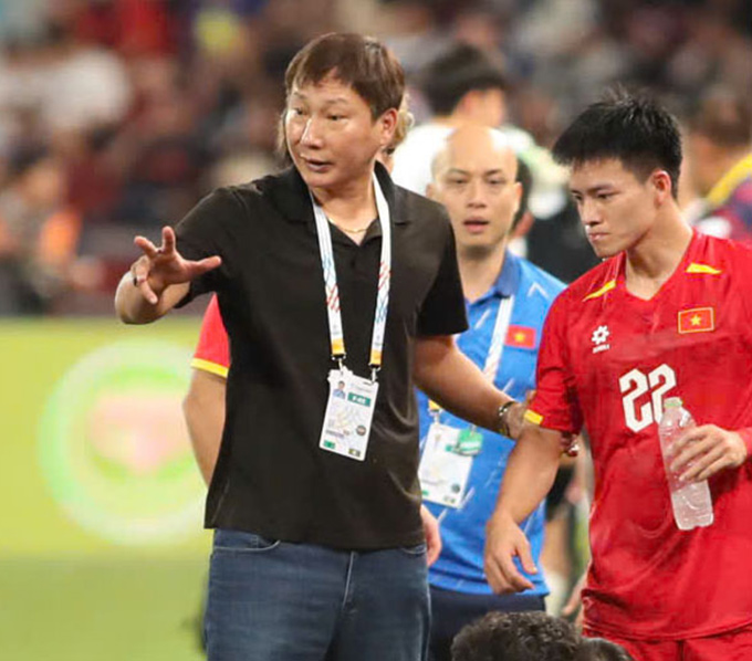 HLV Kim Sang Sik mong cầu thủ Việt Nam kéo dài tuổi thọ thi đấu 