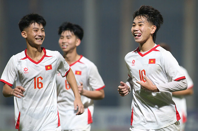 Chu Ngọc Nguyễn Lực (số 10) lập hat-trick, trong đó có 2 siêu phẩm đá phạt trong chiến thắng 10-0 của U17 Việt Nam trước U17 Timor Leste - Ảnh: Minh Tuấn 