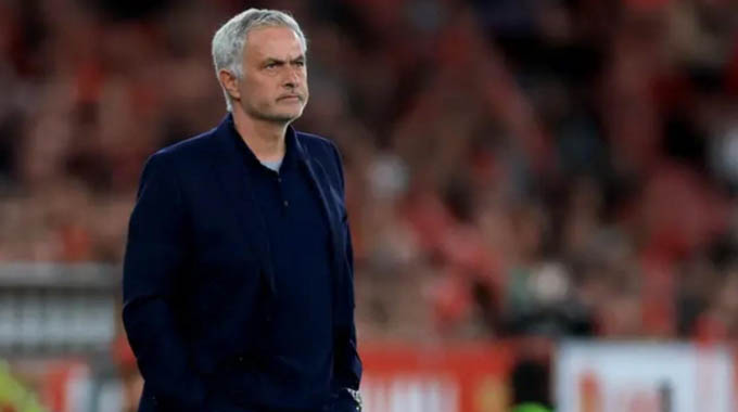 2. Jose Mourinho (100 triệu bảng): Vị thuyền trưởng người Bồ Đào Nha sở hữu khối tài sản ước tính 100 triệu bảng. Đáng chú ý, ông kiếm tới khoảng 84 triệu bảng chỉ từ tiền đền bù khi bị sa thải trong sự nghiệp. Khoản lớn nhất đến vào năm 2007 khi rời Chelsea lần đầu, nhận khoảng 17 triệu bảng.