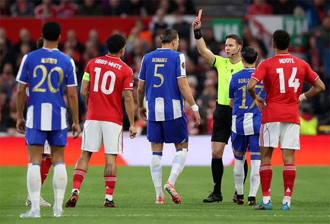 Trọng tài rút thẻ đỏ trực tiếp cho Bednarek (số 5) của Porto sau khi tham khảo VAR