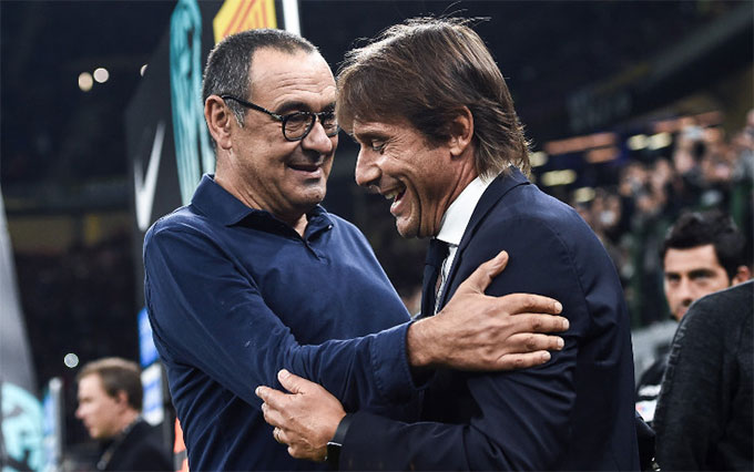 Sarri (phải) là 1 trong những ứng viên thay Conte dẫn dắt Napoli mùa tới