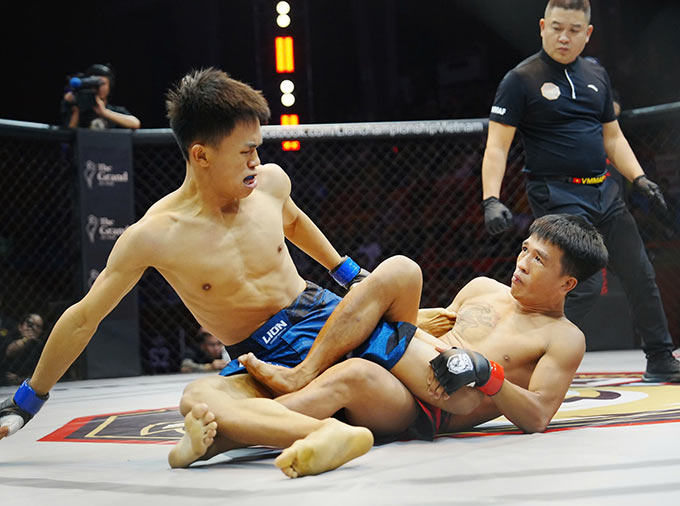 Đức thắng submission trước Thành Công ở hạng 52kg