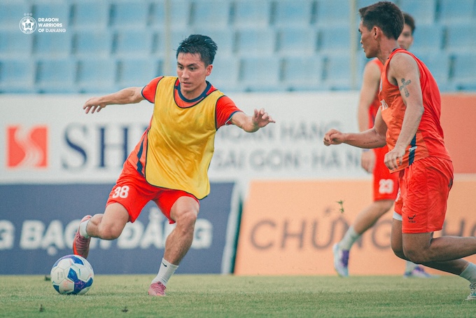Các ầu thủ Đà Nẵng đang nỗ lực tập luyện. Ảnh: FBNV