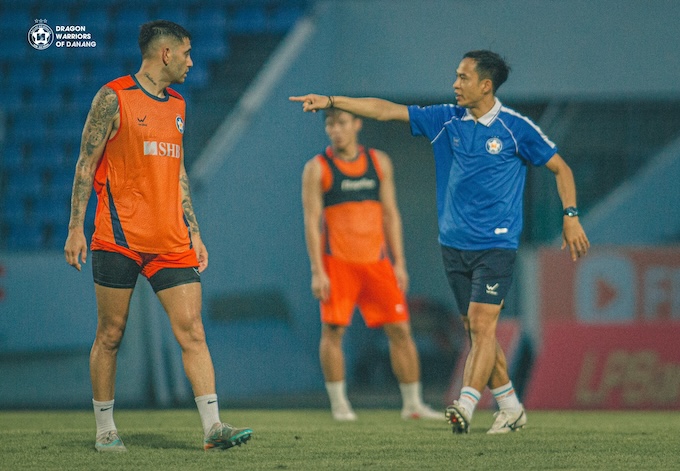 Thầy trò HLV Lê Đức Tuấn đang rất muốn thắng Nam Định. Ảnh: FBNV