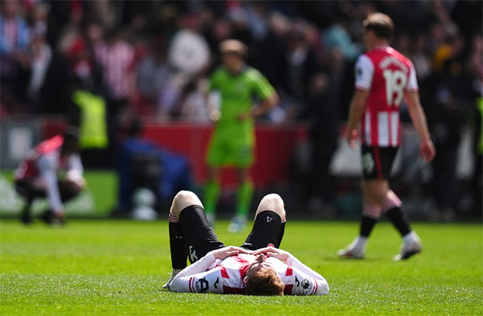 Nỗi thất vọng của các cầu thủ Brentford